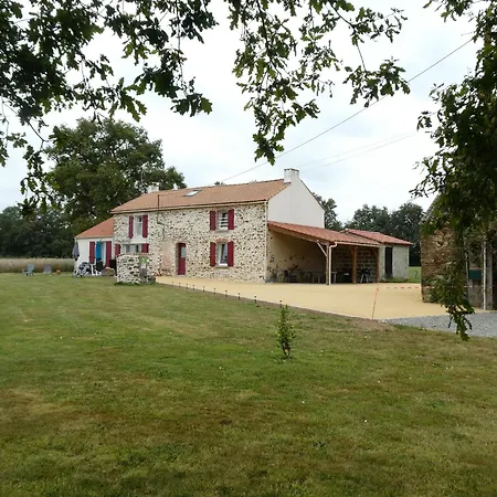 Maison Renovee En Pleine Campagne Avec Terrain, Terrasse Et Equipements Familiaux - Fr-1-426-157
