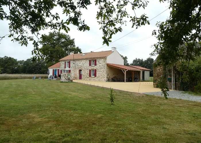 Maison Renovee En Pleine Campagne Avec Terrain, Terrasse Et Equipements Familiaux - Fr-1-426-157